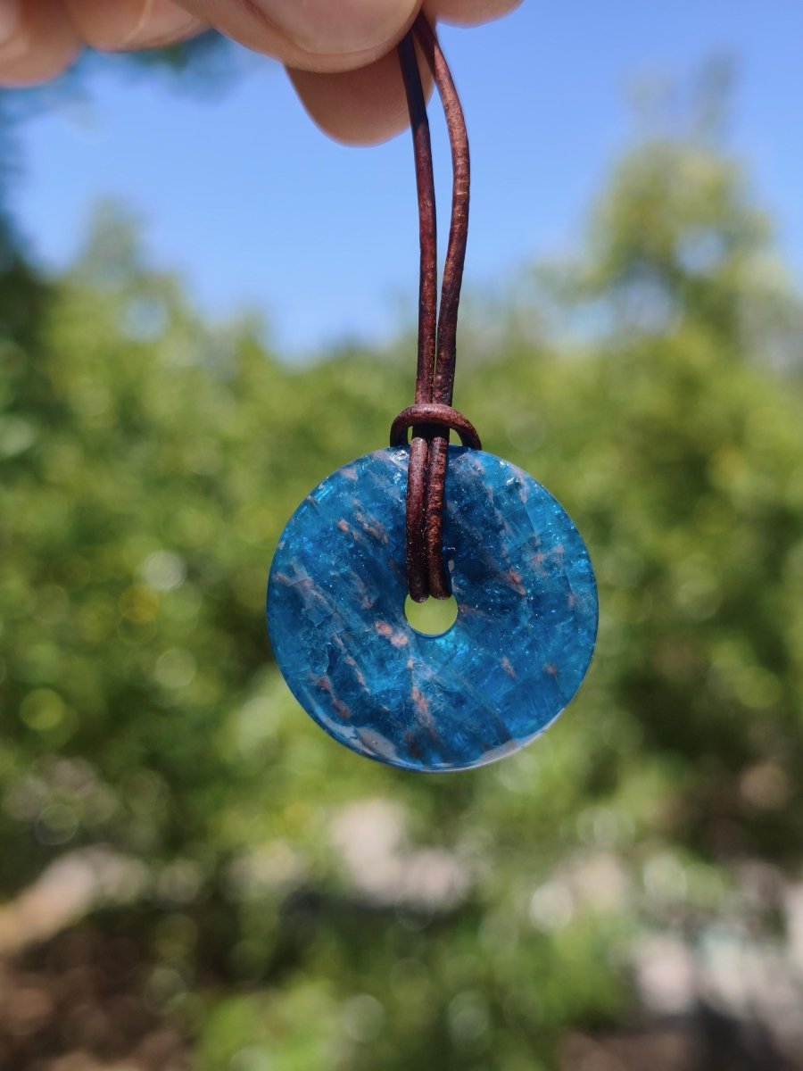 Apatit AAA ~ Donut 30mm ~ Edelstein Kette blau Natur Rarität Schutzsymbol Heilstein Kristall HIPPIE Boho Ethno Mann Frau Geschenk Er Sie - Art of Nature Berlin