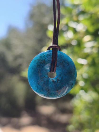 Apatit AAA ~ Donut 30mm ~ Edelstein Kette blau Natur Rarität Schutzsymbol Heilstein Kristall HIPPIE Boho Ethno Mann Frau Geschenk Er Sie - Art of Nature Berlin