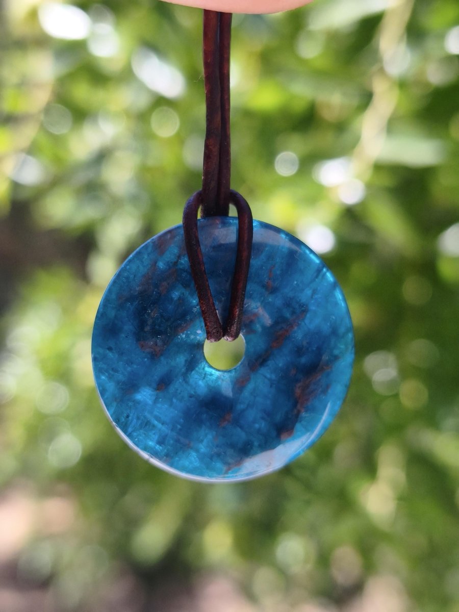 Apatit AAA ~ Donut 30mm ~ Edelstein Kette blau Natur Rarität Schutzsymbol Heilstein Kristall HIPPIE Boho Ethno Mann Frau Geschenk Er Sie - Art of Nature Berlin