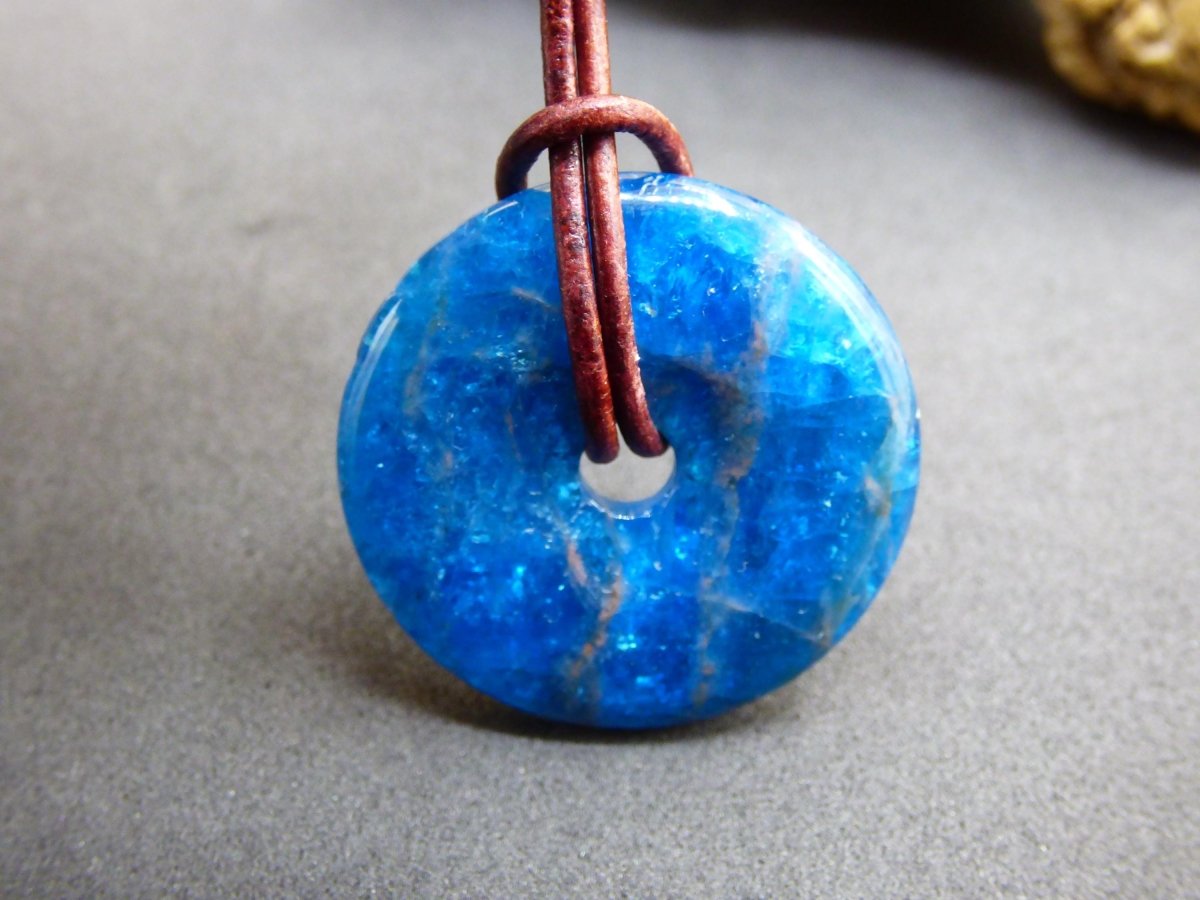 Apatit AAA ~ Donut 30mm ~ Edelstein Kette blau Natur Rarität Schutzsymbol Heilstein Kristall HIPPIE Boho Ethno Mann Frau Geschenk Er Sie - Art of Nature Berlin