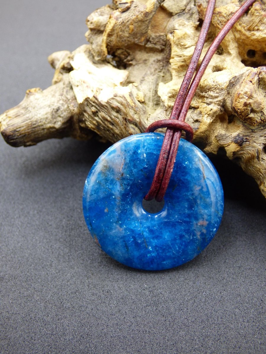 Apatit AAA ~ Donut 30mm ~ Edelstein Kette blau Natur Rarität Schutzsymbol Heilstein Kristall HIPPIE Boho Ethno Mann Frau Geschenk Er Sie - Art of Nature Berlin