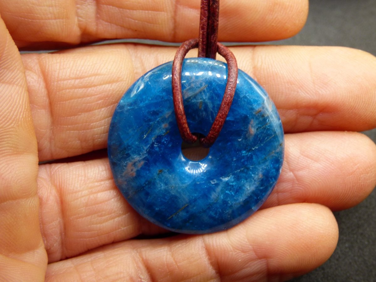 Apatit AAA ~ Donut 30mm ~ Edelstein Kette blau Natur Rarität Schutzsymbol Heilstein Kristall HIPPIE Boho Ethno Mann Frau Geschenk Er Sie - Art of Nature Berlin