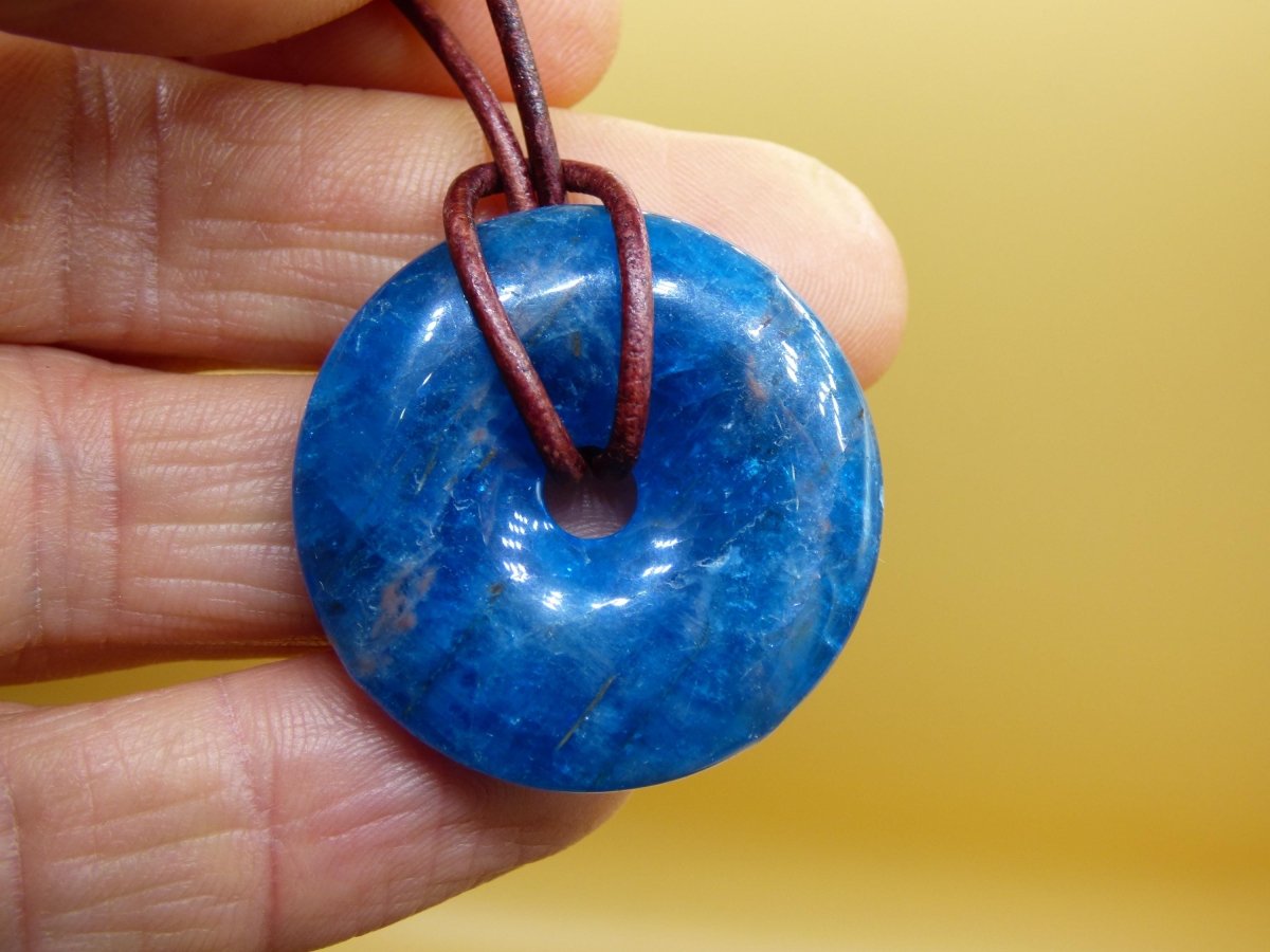 Apatit AAA ~ Donut 30mm ~ Edelstein Kette blau Natur Rarität Schutzsymbol Heilstein Kristall HIPPIE Boho Ethno Mann Frau Geschenk Er Sie - Art of Nature Berlin