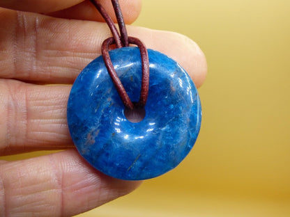 Apatit AAA ~ Donut 30mm ~ Edelstein Kette blau Natur Rarität Schutzsymbol Heilstein Kristall HIPPIE Boho Ethno Mann Frau Geschenk Er Sie - Art of Nature Berlin