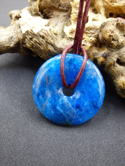 Apatit AAA ~ Donut 30mm ~ Edelstein Kette blau Natur Rarität Schutzsymbol Heilstein Kristall HIPPIE Boho Ethno Mann Frau Geschenk Er Sie - Art of Nature Berlin