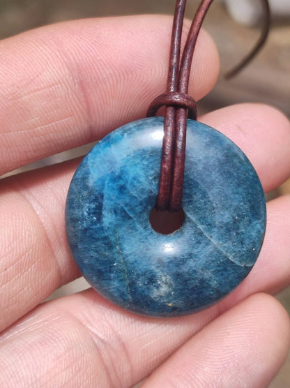 Apatit AAA ~ Donut 30mm ~ Edelstein Kette blau Natur Rarität Schutzsymbol Heilstein Kristall HIPPIE Boho Ethno Mann Frau Geschenk Er Sie - Art of Nature Berlin