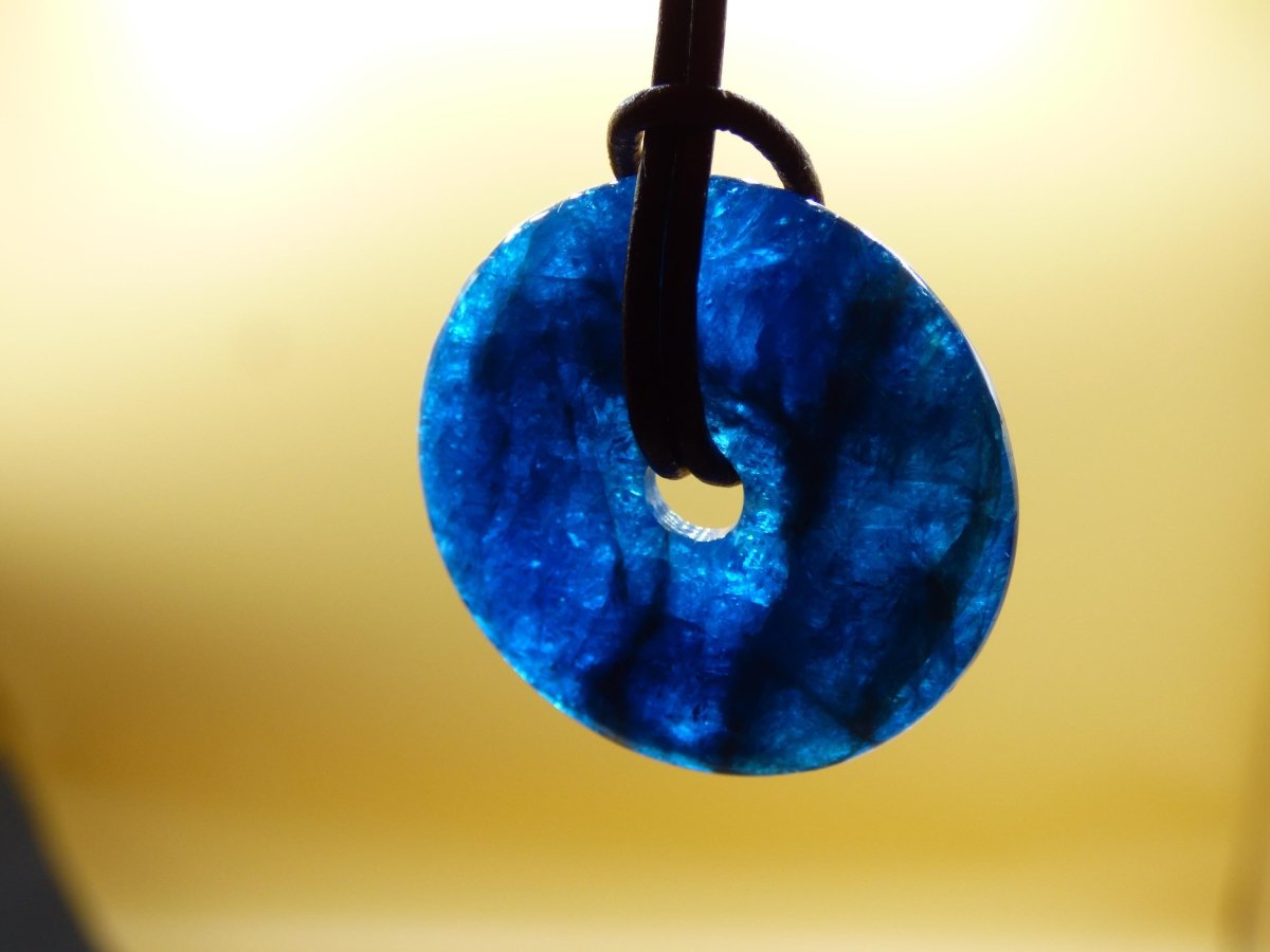 Apatit AAA ~ Donut 30mm ~ Edelstein Kette blau Natur Rarität Schutzsymbol Heilstein Kristall HIPPIE Boho Ethno Mann Frau Geschenk Er Sie - Art of Nature Berlin