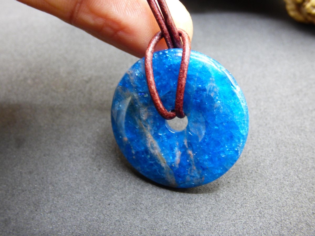 Apatit AAA ~ Donut 30mm ~ Edelstein Kette blau Natur Rarität Schutzsymbol Heilstein Kristall HIPPIE Boho Ethno Mann Frau Geschenk Er Sie - Art of Nature Berlin