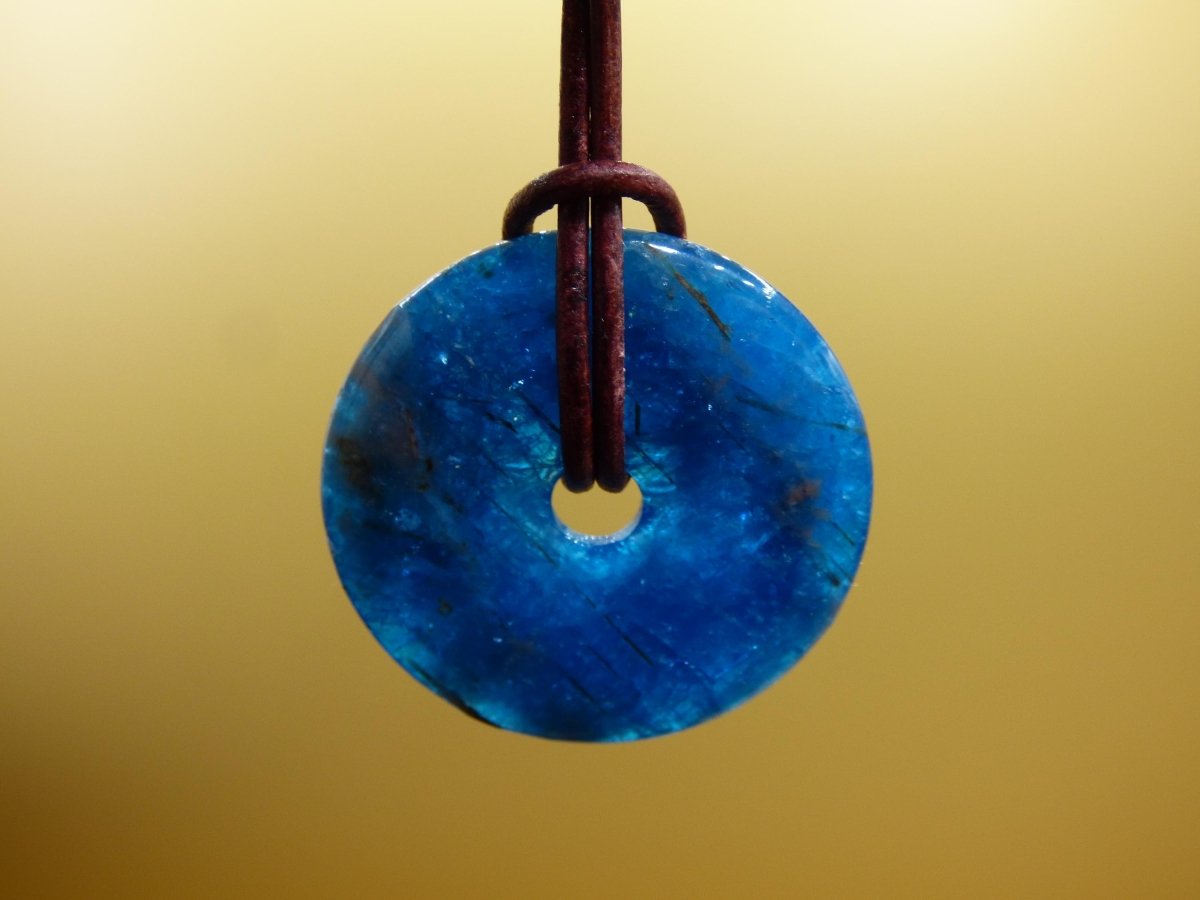 Apatit AAA ~ Donut 30mm ~ Edelstein Kette blau Natur Rarität Schutzsymbol Heilstein Kristall HIPPIE Boho Ethno Mann Frau Geschenk Er Sie - Art of Nature Berlin