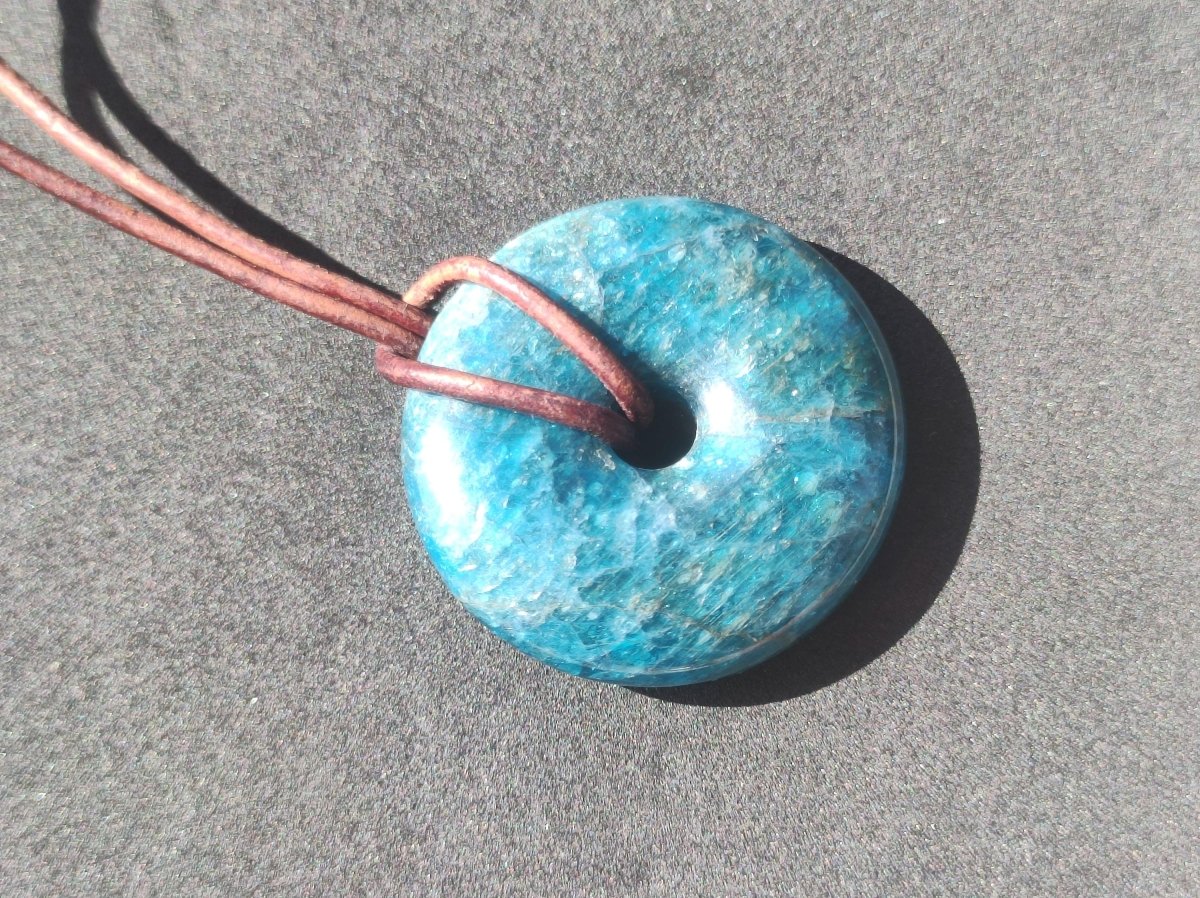 Apatit AAA ~ Donut 30mm ~ Edelstein Kette blau Natur Rarität Schutzsymbol Heilstein Kristall HIPPIE Boho Ethno Mann Frau Geschenk Er Sie - Art of Nature Berlin