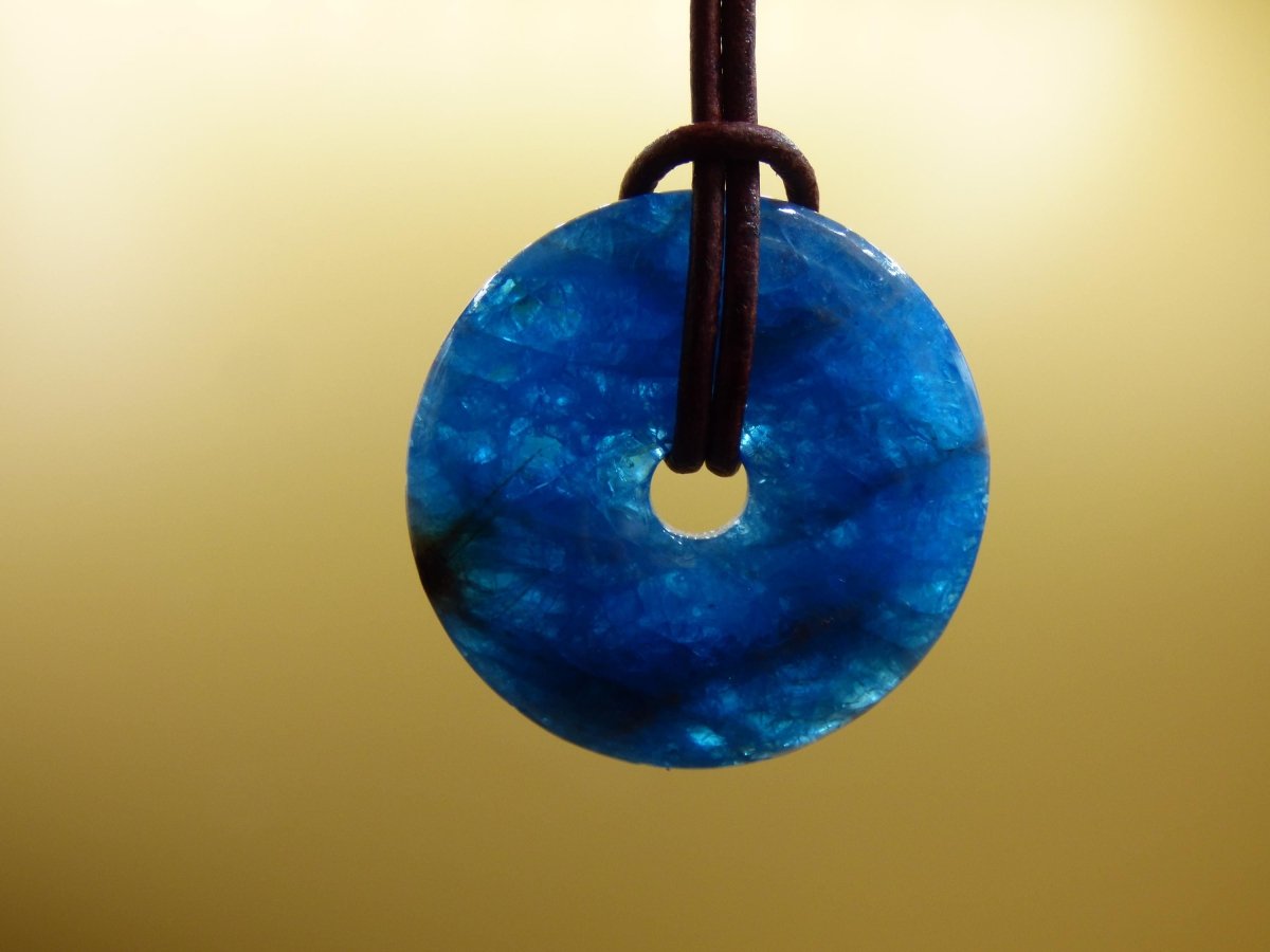 Apatit AAA ~ Donut 30mm ~ Edelstein Kette blau Natur Rarität Schutzsymbol Heilstein Kristall HIPPIE Boho Ethno Mann Frau Geschenk Er Sie - Art of Nature Berlin