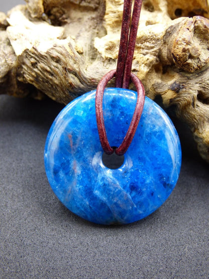 Apatit AAA ~ Donut 30mm ~ Edelstein Kette blau Natur Rarität Schutzsymbol Heilstein Kristall HIPPIE Boho Ethno Mann Frau Geschenk Er Sie - Art of Nature Berlin
