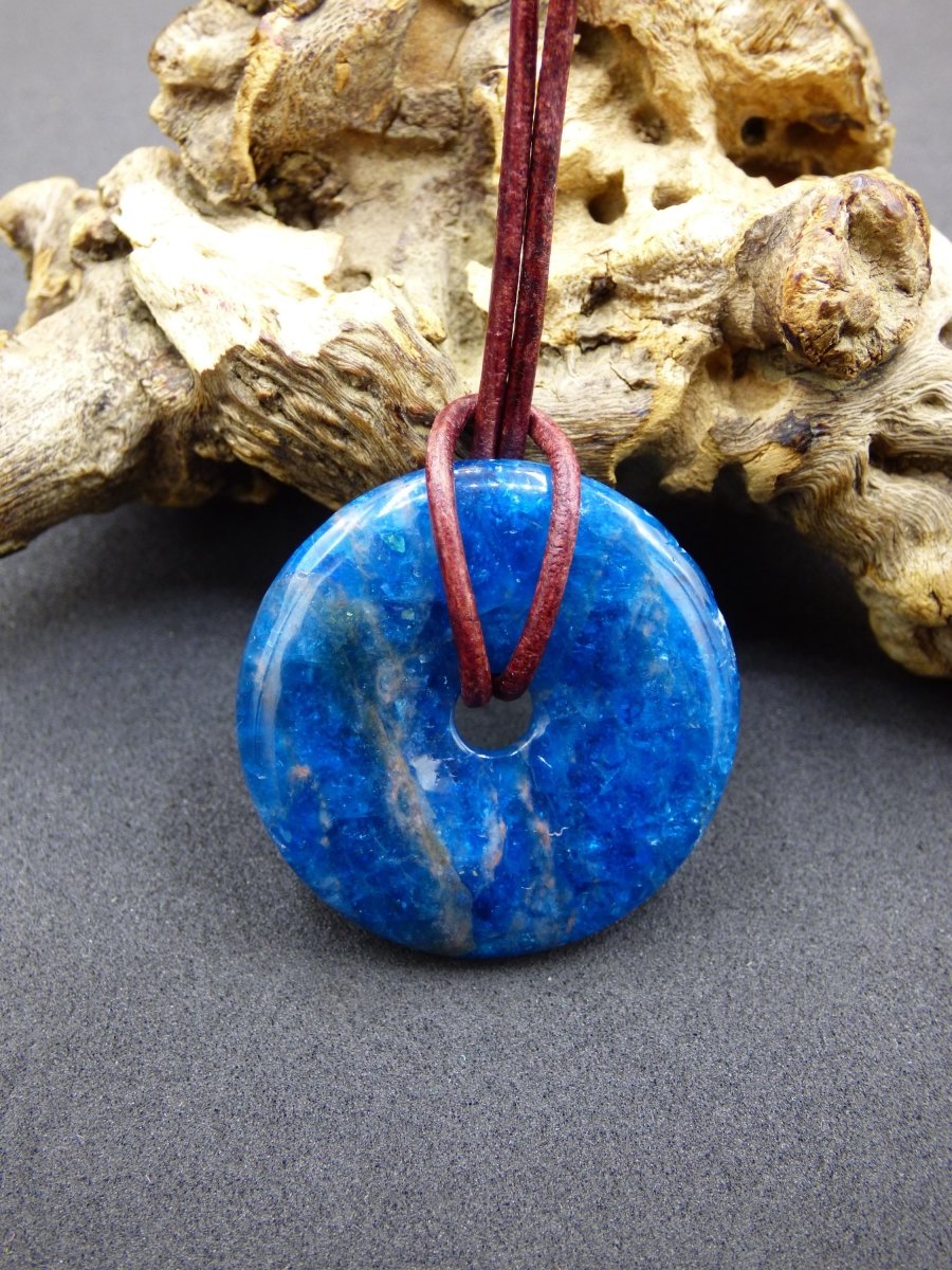 Apatit AAA ~ Donut 30mm ~ Edelstein Kette blau Natur Rarität Schutzsymbol Heilstein Kristall HIPPIE Boho Ethno Mann Frau Geschenk Er Sie - Art of Nature Berlin