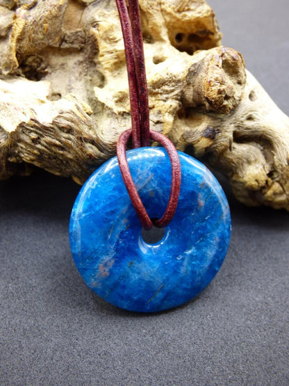 Apatit AAA ~ Donut 30mm ~ Edelstein Kette blau Natur Rarität Schutzsymbol Heilstein Kristall HIPPIE Boho Ethno Mann Frau Geschenk Er Sie - Art of Nature Berlin