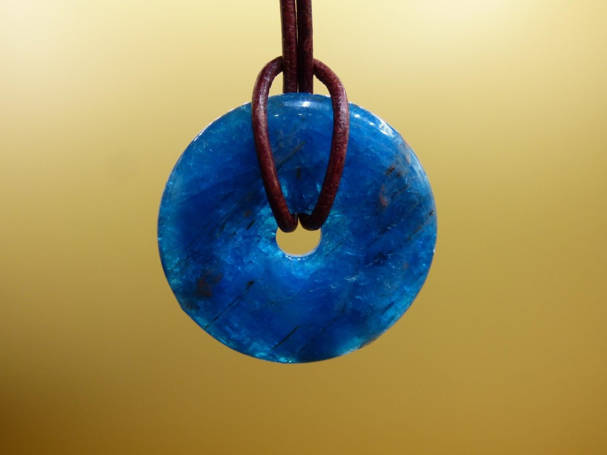 Apatit AAA ~ Donut 30mm ~ Edelstein Kette blau Natur Rarität Schutzsymbol Heilstein Kristall HIPPIE Boho Ethno Mann Frau Geschenk Er Sie - Art of Nature Berlin