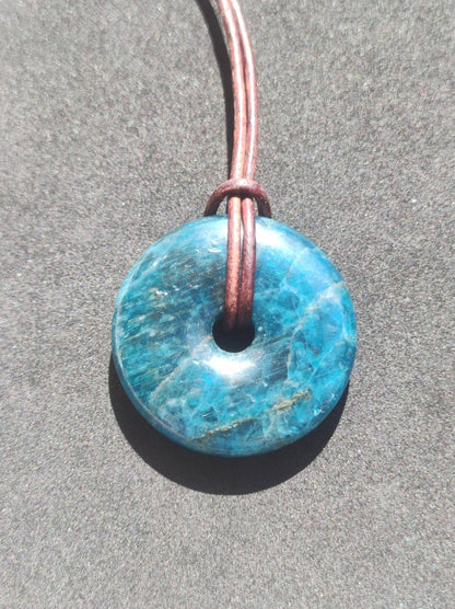 Apatit AAA ~ Donut 30mm ~ Edelstein Kette blau Natur Rarität Schutzsymbol Heilstein Kristall HIPPIE Boho Ethno Mann Frau Geschenk Er Sie - Art of Nature Berlin