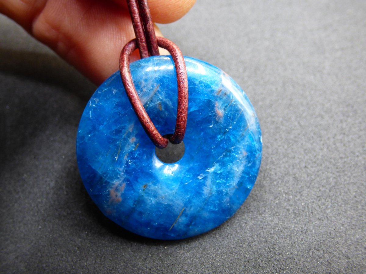 Apatit AAA ~ Donut 30mm ~ Edelstein Kette blau Natur Rarität Schutzsymbol Heilstein Kristall HIPPIE Boho Ethno Mann Frau Geschenk Er Sie - Art of Nature Berlin