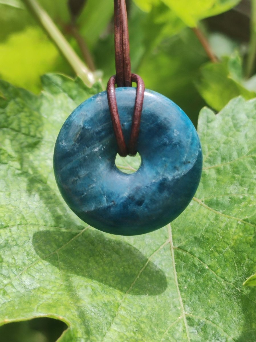 Apatit AAA ~ Donut 30mm ~ Edelstein Kette blau Natur Rarität Schutzsymbol Heilstein Kristall HIPPIE Boho Ethno Mann Frau Geschenk Er Sie - Art of Nature Berlin