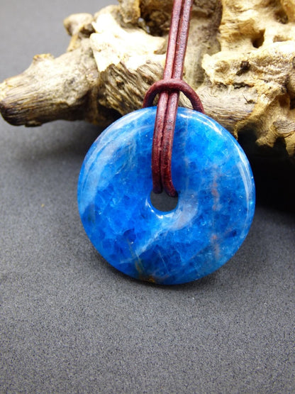 Apatit AAA ~ Donut 30mm ~ Edelstein Kette blau Natur Rarität Schutzsymbol Heilstein Kristall HIPPIE Boho Ethno Mann Frau Geschenk Er Sie - Art of Nature Berlin