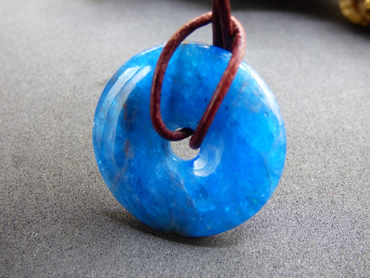 Apatit AAA ~ Donut 30mm ~ Edelstein Kette blau Natur Rarität Schutzsymbol Heilstein Kristall HIPPIE Boho Ethno Mann Frau Geschenk Er Sie - Art of Nature Berlin