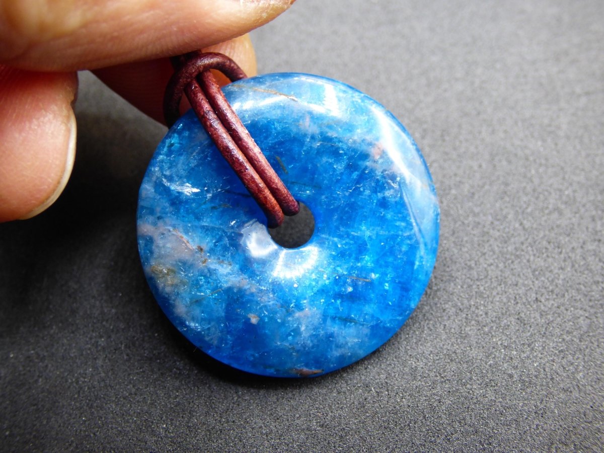 Apatit AAA ~ Donut 30mm ~ Edelstein Kette blau Natur Rarität Schutzsymbol Heilstein Kristall HIPPIE Boho Ethno Mann Frau Geschenk Er Sie - Art of Nature Berlin