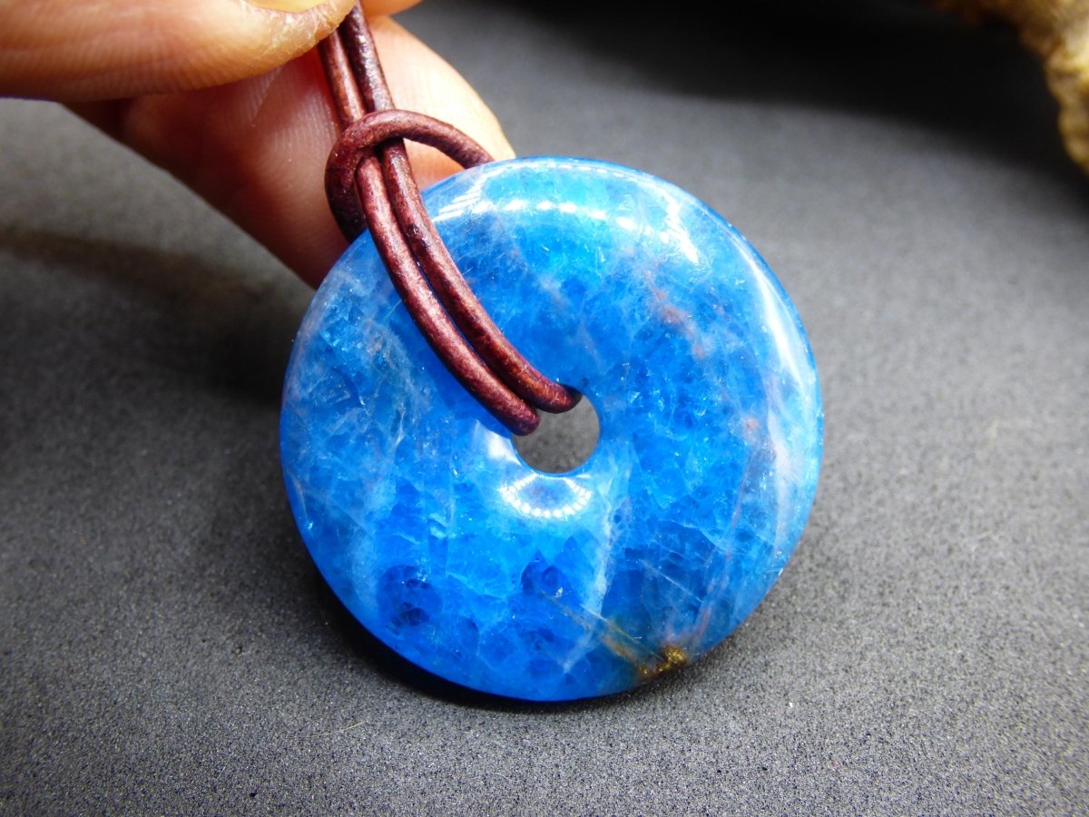 Apatit AAA ~ Donut 30mm ~ Edelstein Kette blau Natur Rarität Schutzsymbol Heilstein Kristall HIPPIE Boho Ethno Mann Frau Geschenk Er Sie - Art of Nature Berlin