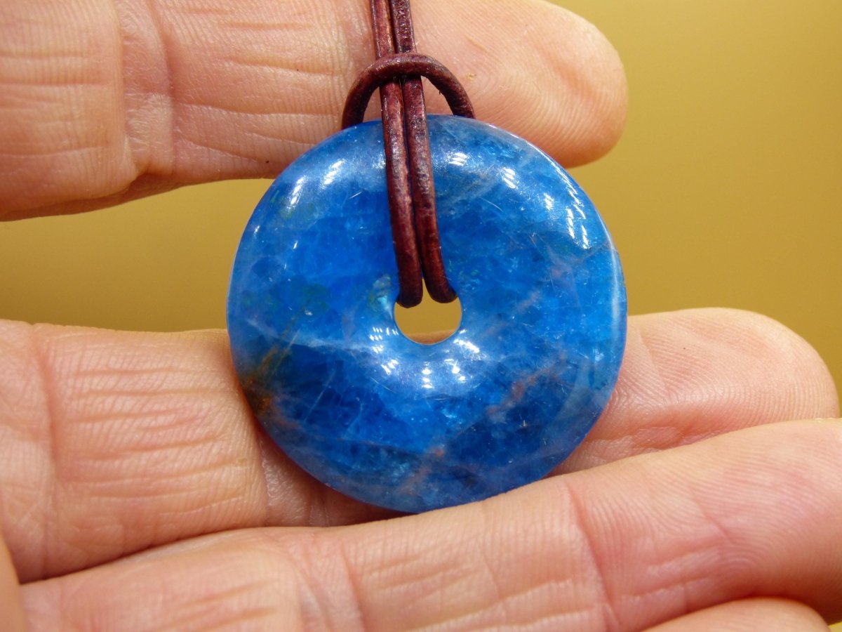 Apatit AAA ~ Donut 30mm ~ Edelstein Kette blau Natur Rarität Schutzsymbol Heilstein Kristall HIPPIE Boho Ethno Mann Frau Geschenk Er Sie - Art of Nature Berlin