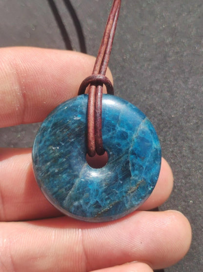 Apatit AAA ~ Donut 30mm ~ Edelstein Kette blau Natur Rarität Schutzsymbol Heilstein Kristall HIPPIE Boho Ethno Mann Frau Geschenk Er Sie - Art of Nature Berlin