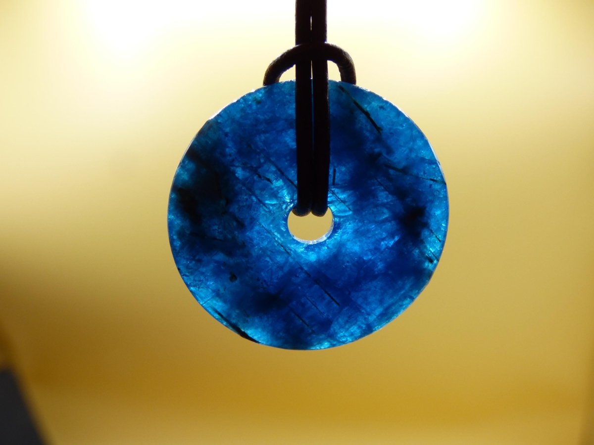 Apatit AAA ~ Donut 30mm ~ Edelstein Kette blau Natur Rarität Schutzsymbol Heilstein Kristall HIPPIE Boho Ethno Mann Frau Geschenk Er Sie - Art of Nature Berlin