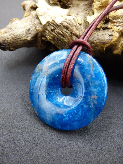 Apatit AAA ~ Donut 30mm ~ Edelstein Kette blau Natur Rarität Schutzsymbol Heilstein Kristall HIPPIE Boho Ethno Mann Frau Geschenk Er Sie - Art of Nature Berlin