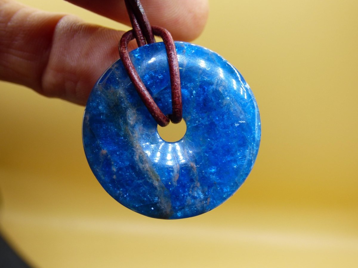 Apatit AAA ~ Donut 30mm ~ Edelstein Kette blau Natur Rarität Schutzsymbol Heilstein Kristall HIPPIE Boho Ethno Mann Frau Geschenk Er Sie - Art of Nature Berlin