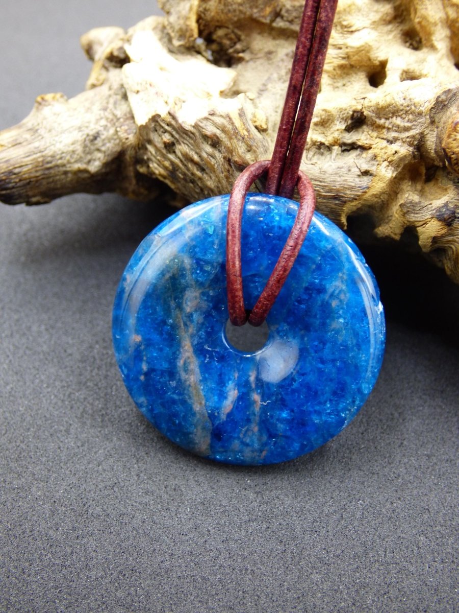 Apatit AAA ~ Donut 30mm ~ Edelstein Kette blau Natur Rarität Schutzsymbol Heilstein Kristall HIPPIE Boho Ethno Mann Frau Geschenk Er Sie - Art of Nature Berlin
