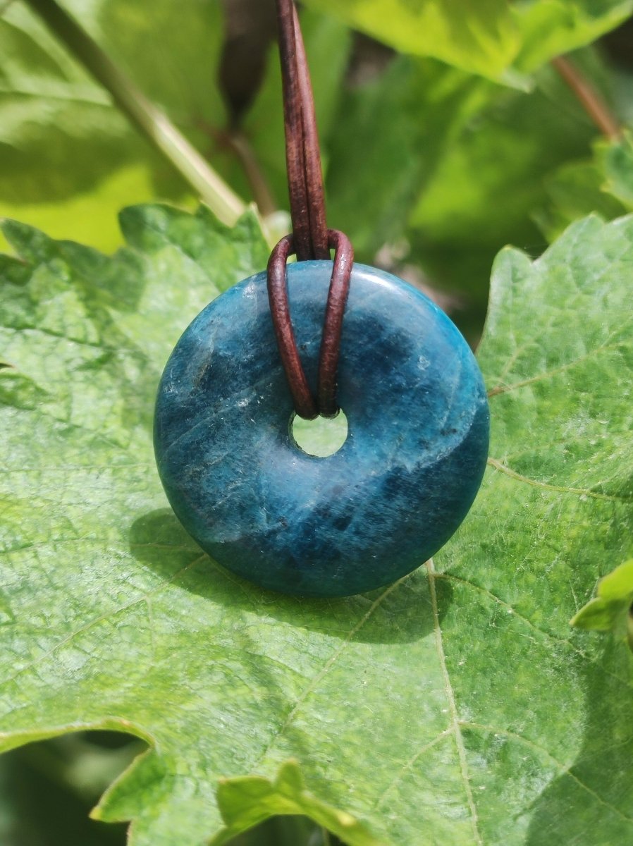 Apatit AAA ~ Donut 30mm ~ Edelstein Kette blau Natur Rarität Schutzsymbol Heilstein Kristall HIPPIE Boho Ethno Mann Frau Geschenk Er Sie - Art of Nature Berlin