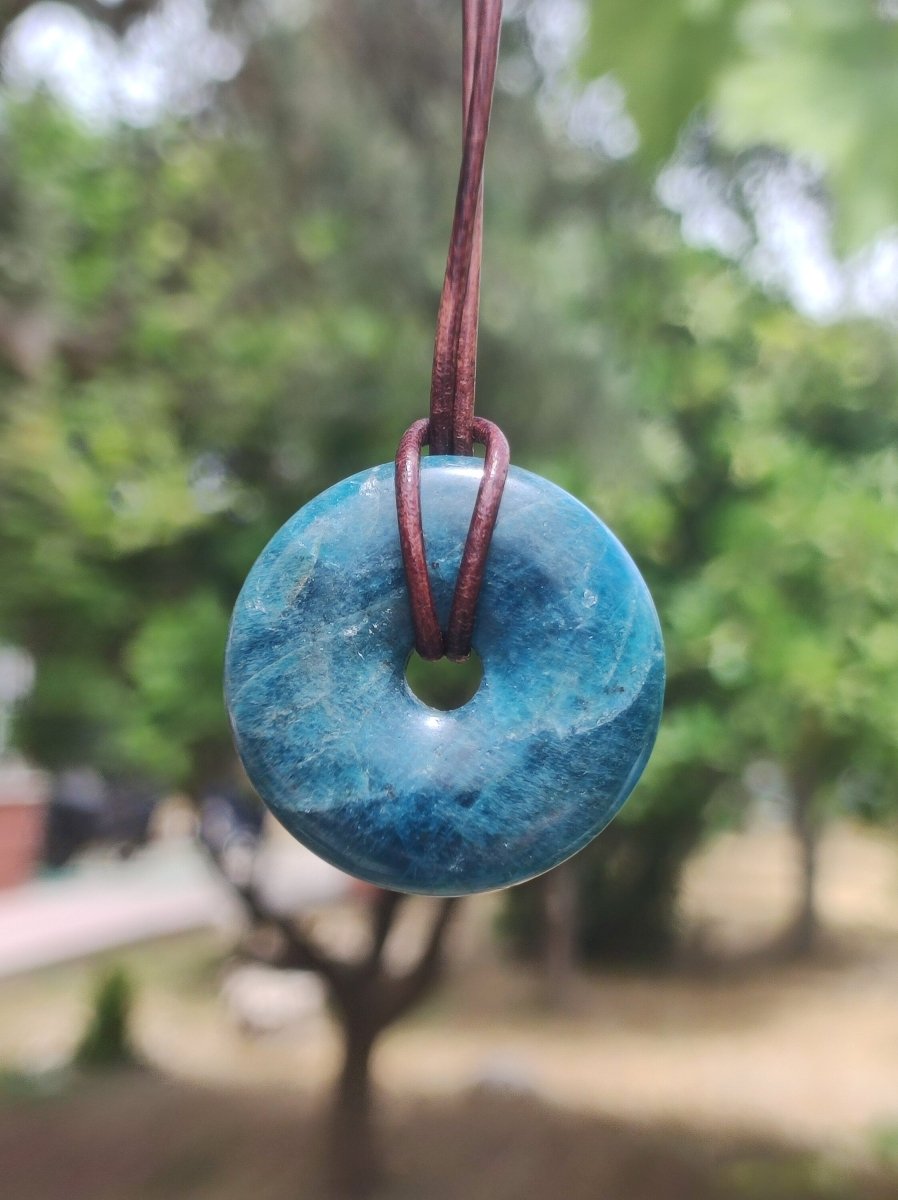 Apatit AAA ~ Donut 30mm ~ Edelstein Kette blau Natur Rarität Schutzsymbol Heilstein Kristall HIPPIE Boho Ethno Mann Frau Geschenk Er Sie - Art of Nature Berlin