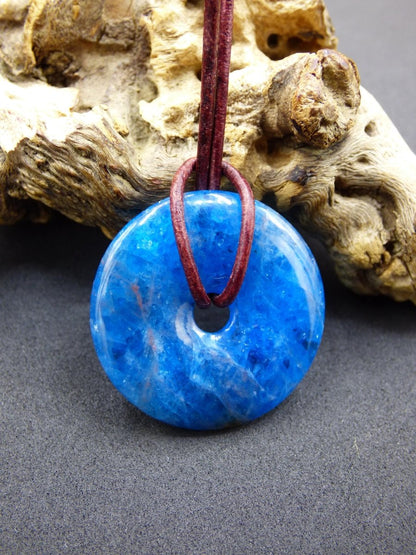 Apatit AAA ~ Donut 30mm ~ Edelstein Kette blau Natur Rarität Schutzsymbol Heilstein Kristall HIPPIE Boho Ethno Mann Frau Geschenk Er Sie - Art of Nature Berlin