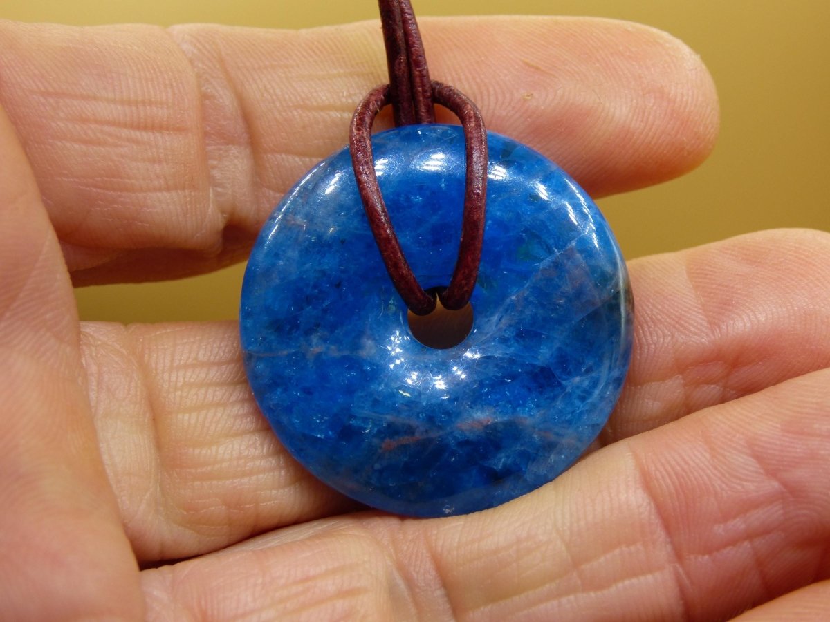 Apatit AAA ~ Donut 30mm ~ Edelstein Kette blau Natur Rarität Schutzsymbol Heilstein Kristall HIPPIE Boho Ethno Mann Frau Geschenk Er Sie - Art of Nature Berlin