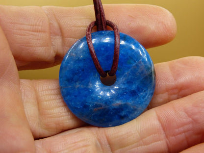 Apatit AAA ~ Donut 30mm ~ Edelstein Kette blau Natur Rarität Schutzsymbol Heilstein Kristall HIPPIE Boho Ethno Mann Frau Geschenk Er Sie - Art of Nature Berlin