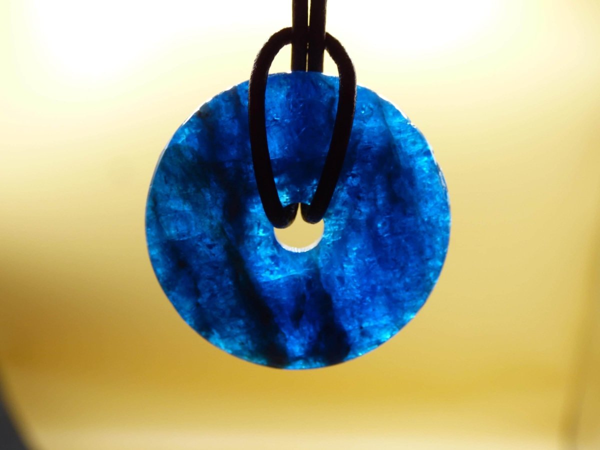 Apatit AAA ~ Donut 30mm ~ Edelstein Kette blau Natur Rarität Schutzsymbol Heilstein Kristall HIPPIE Boho Ethno Mann Frau Geschenk Er Sie - Art of Nature Berlin