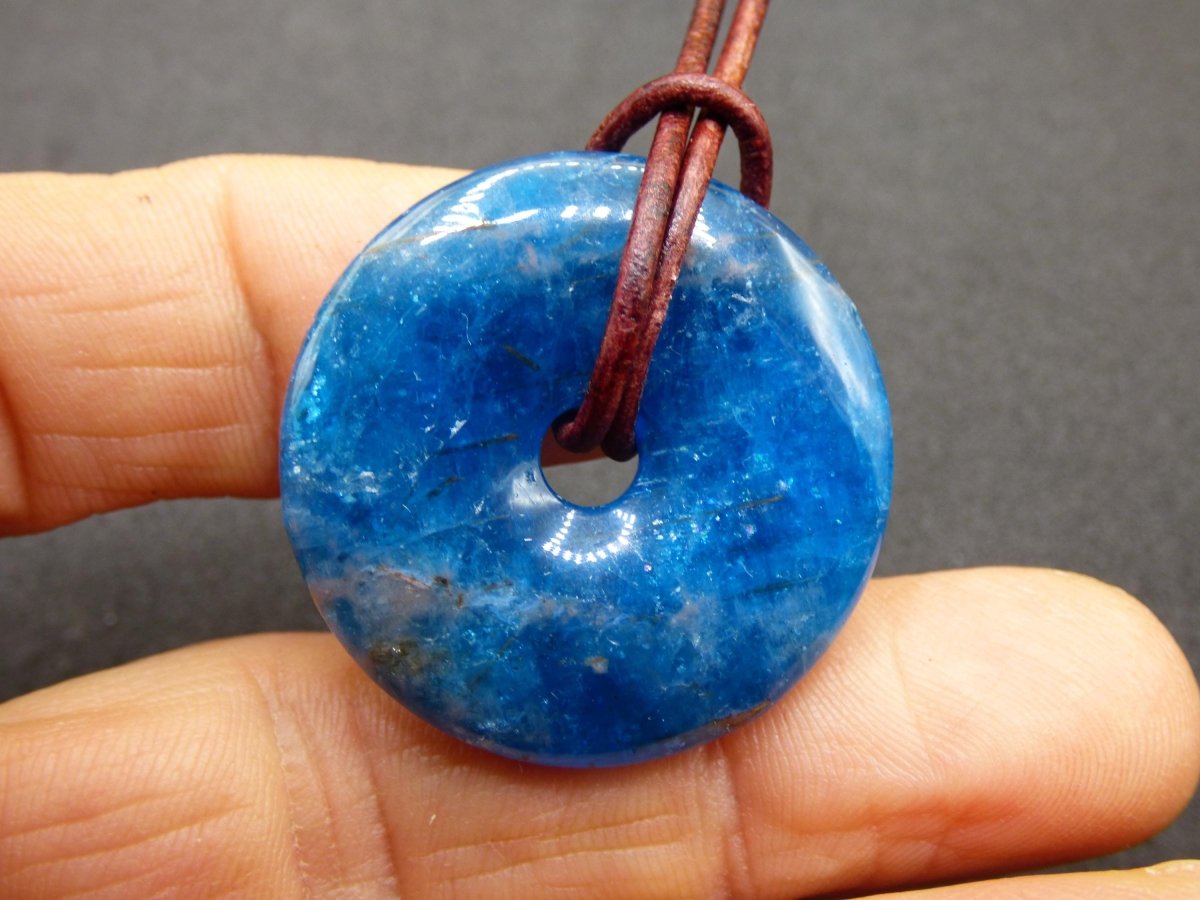 Apatit AAA ~ Donut 30mm ~ Edelstein Kette blau Natur Rarität Schutzsymbol Heilstein Kristall HIPPIE Boho Ethno Mann Frau Geschenk Er Sie - Art of Nature Berlin