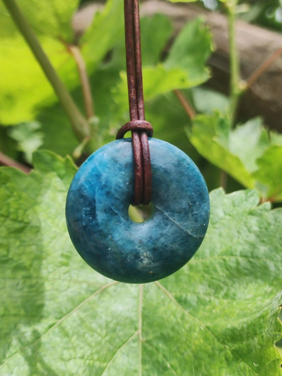 Apatit AAA ~ Donut 30mm ~ Edelstein Kette blau Natur Rarität Schutzsymbol Heilstein Kristall HIPPIE Boho Ethno Mann Frau Geschenk Er Sie - Art of Nature Berlin