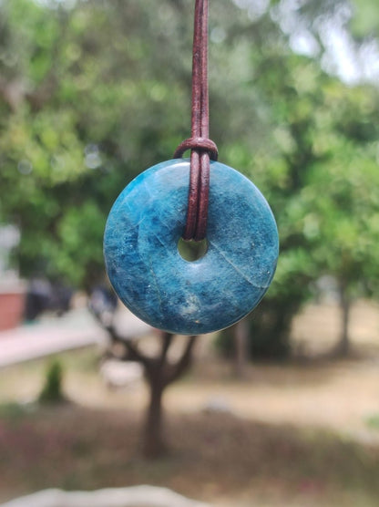 Apatit AAA ~ Donut 30mm ~ Edelstein Kette blau Natur Rarität Schutzsymbol Heilstein Kristall HIPPIE Boho Ethno Mann Frau Geschenk Er Sie - Art of Nature Berlin