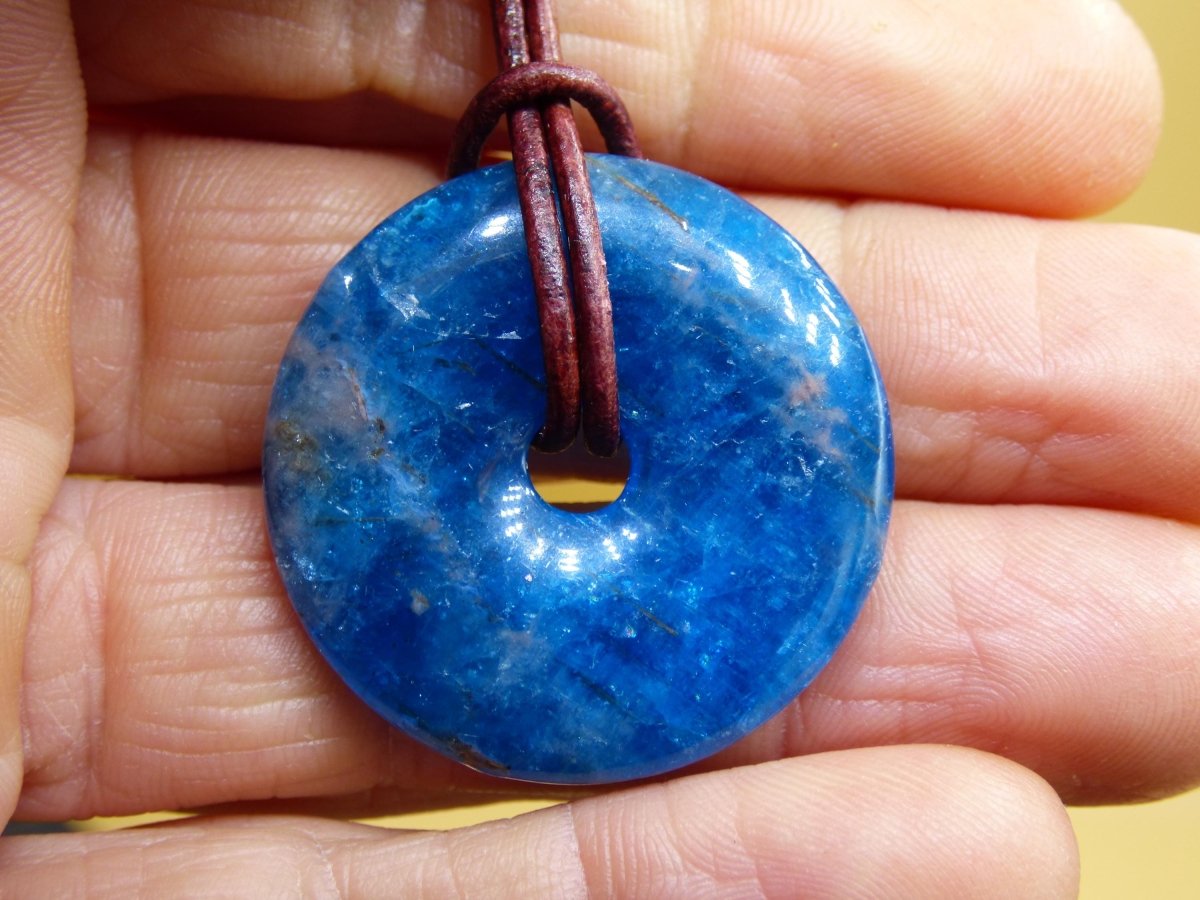 Apatit AAA ~ Donut 30mm ~ Edelstein Kette blau Natur Rarität Schutzsymbol Heilstein Kristall HIPPIE Boho Ethno Mann Frau Geschenk Er Sie - Art of Nature Berlin