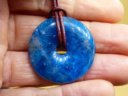 Apatit AAA ~ Donut 30mm ~ Edelstein Kette blau Natur Rarität Schutzsymbol Heilstein Kristall HIPPIE Boho Ethno Mann Frau Geschenk Er Sie - Art of Nature Berlin