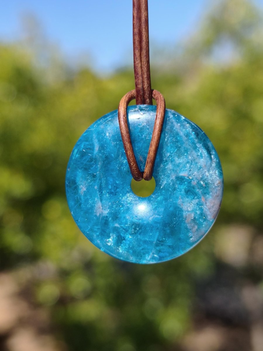 Apatit AAA Kette Donut 30mm Edelstein blau Anhänger Kristall Heilstein Kind Geschenk Natur Rarität Schutz Stein Mann Frau Er Sie transparent - Art of Nature Berlin