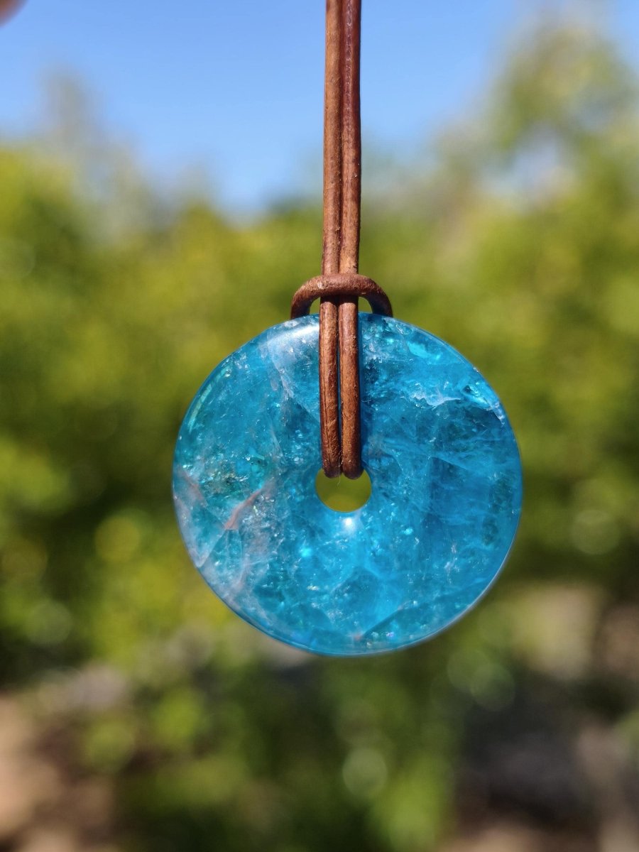 Apatit AAA Kette Donut 30mm Edelstein blau Anhänger Kristall Heilstein Kind Geschenk Natur Rarität Schutz Stein Mann Frau Er Sie transparent - Art of Nature Berlin