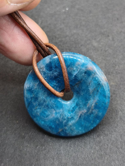 Apatit AAA Kette Donut 30mm Edelstein blau Anhänger Kristall Heilstein Kind Geschenk Natur Rarität Schutz Stein Mann Frau Er Sie transparent - Art of Nature Berlin