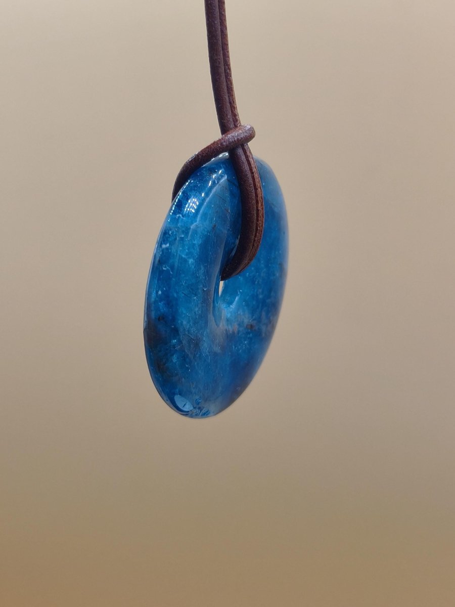 Apatit AAA Kette Donut 30mm Edelstein blau Anhänger Kristall Heilstein Kind Geschenk Natur Rarität Schutz Stein Mann Frau Er Sie transparent - Art of Nature Berlin