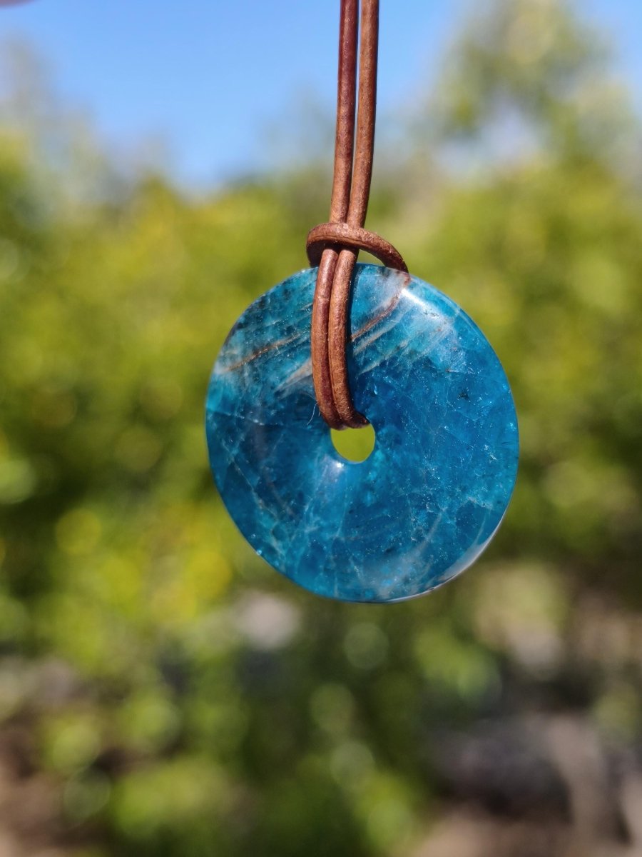 Apatit AAA Kette Donut 30mm Edelstein blau Anhänger Kristall Heilstein Kind Geschenk Natur Rarität Schutz Stein Mann Frau Er Sie transparent - Art of Nature Berlin