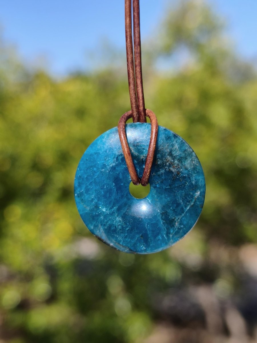 Apatit AAA Kette Donut 30mm Edelstein blau Anhänger Kristall Heilstein Kind Geschenk Natur Rarität Schutz Stein Mann Frau Er Sie transparent - Art of Nature Berlin