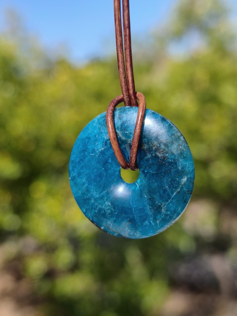 Apatit AAA Kette Donut 30mm Edelstein blau Anhänger Kristall Heilstein Kind Geschenk Natur Rarität Schutz Stein Mann Frau Er Sie transparent - Art of Nature Berlin